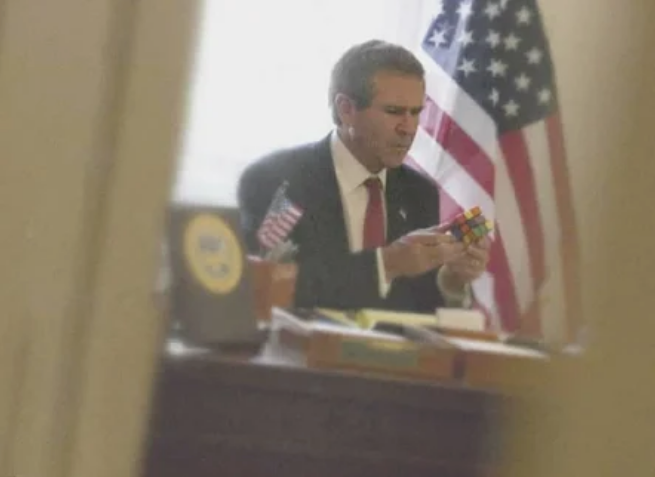 Джордж Буш-младший собирает "Кубик Рубика"