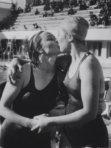 Мария Гавриш (слева) поздравляет Елену Коваленко, которая победила ее во время соревнования по плаванию брассом на Спартакиаде народов СССР в Москве, 1956 год