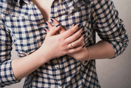 Боли в груди могут быть признаками сердечного прситупа