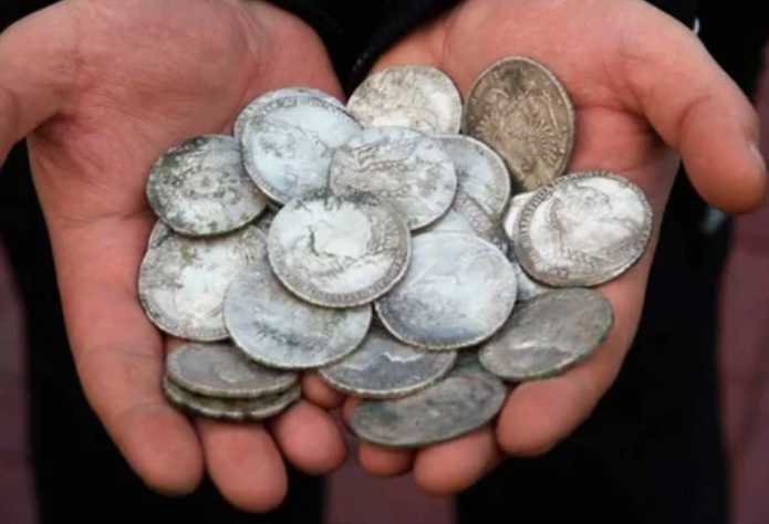 Найден клад со старинными серебряными монетами