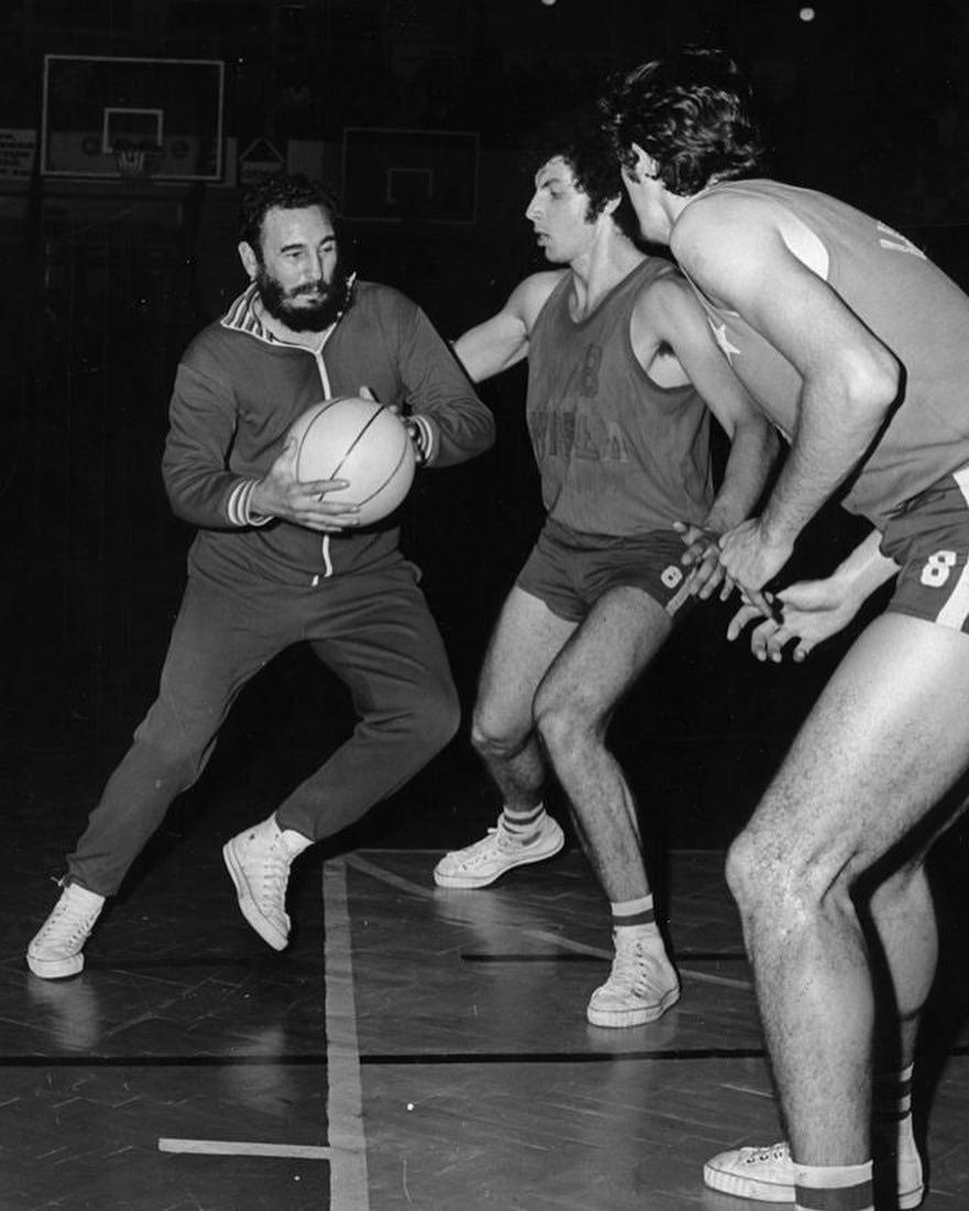 Фидель Кастро играет в баскетбол со студентами в Кракове в 1972 году