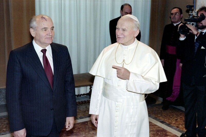 Папа Римский Иоанн Павел II и советский лидер Михаил Горбачев 
