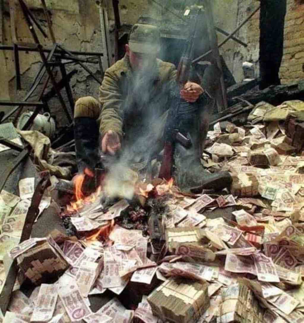 Солдат греется Грозный Чечня 1995 год