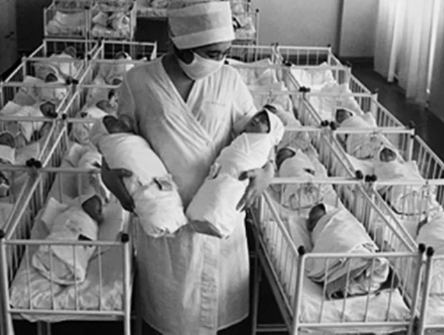 Новорожденные дети и акушерка в СССР