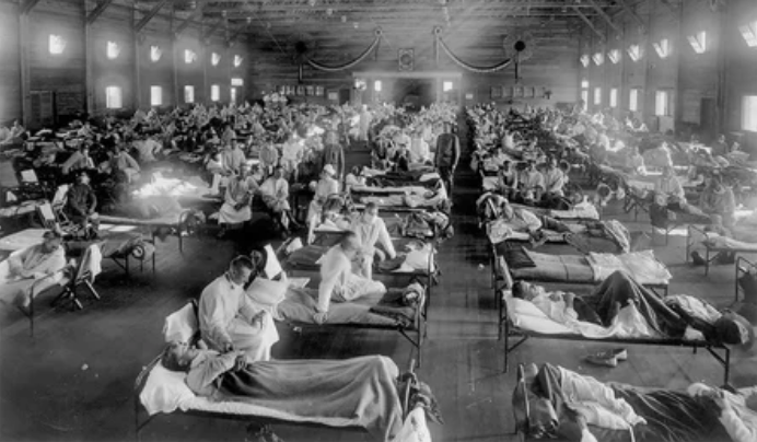 Пострадавшие от гриппа в 1918 году толпятся в больнице скорой помощи недалеко от Форта Райли (Канзас)