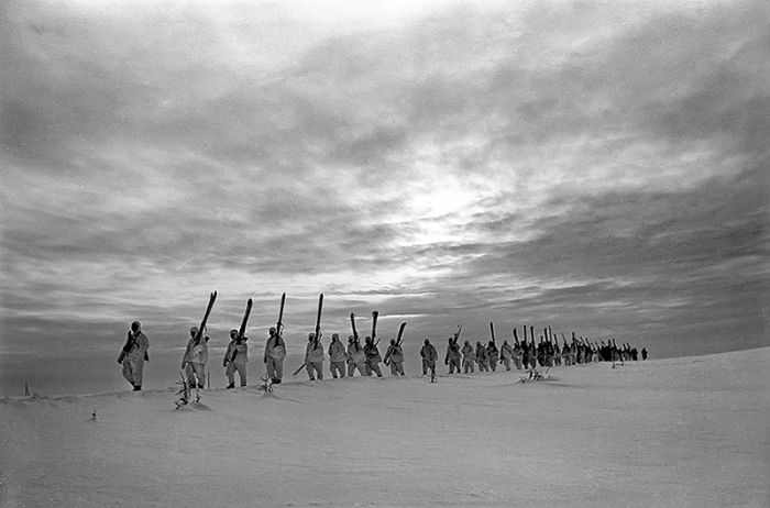 Бойцы из лыжного батальона идут в бой