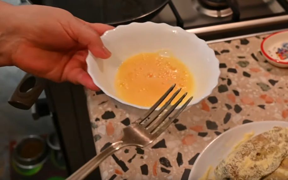 Яйцо сделает на рыбе вкусную корочку