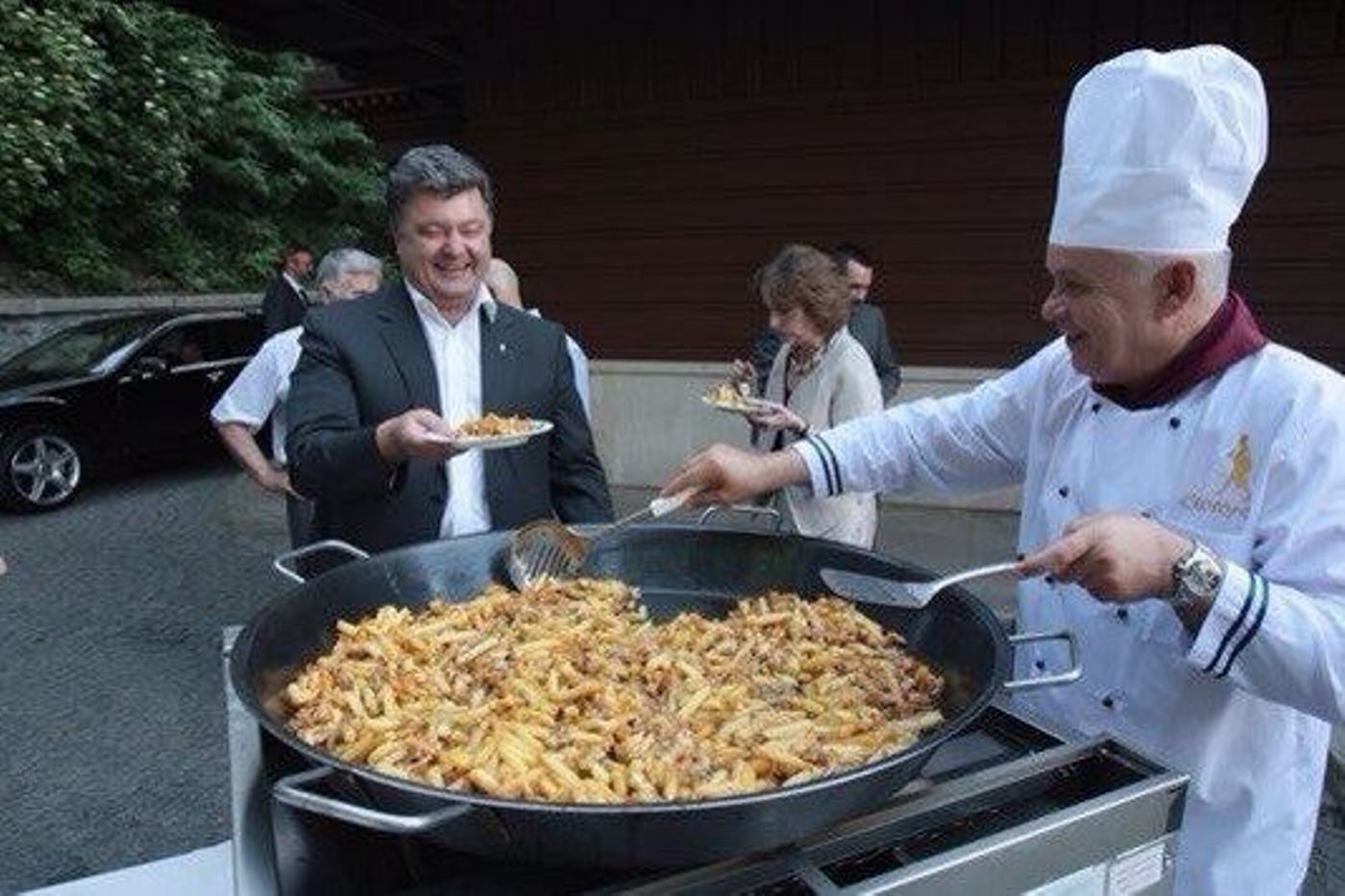Киселев кормит Петра Порошенко картошкой со шкварками и другие неожиданные исторические фотографии
