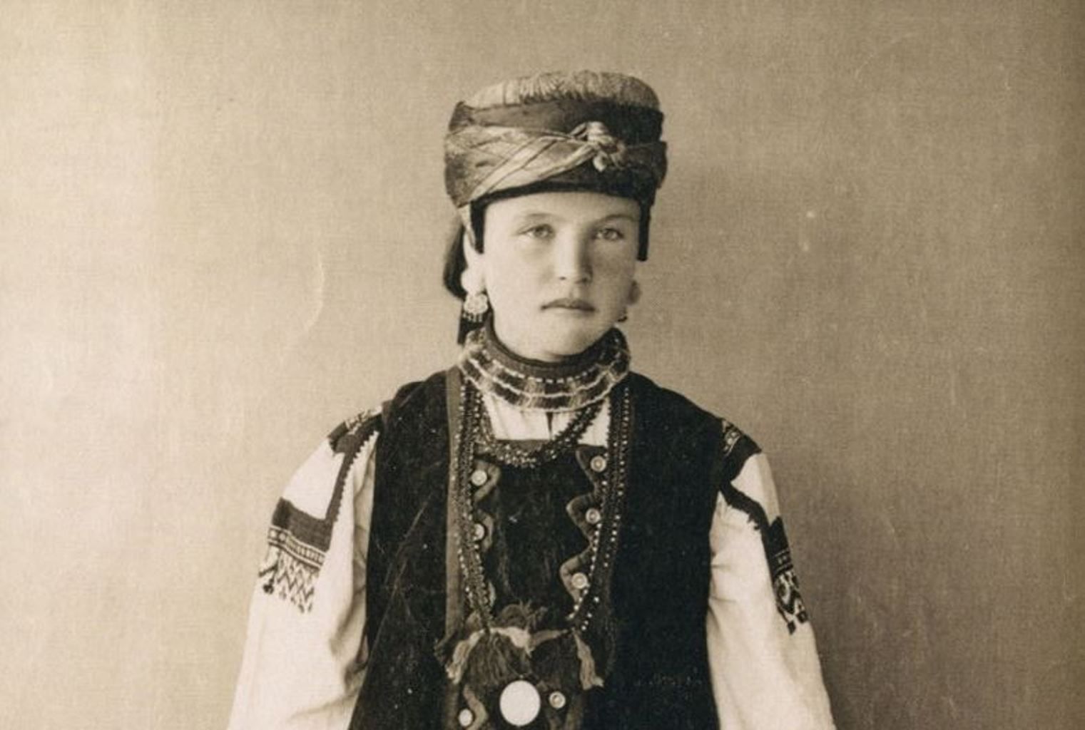 Традиционные костюмы русских красавиц ХIХ века (одни кокошники стоили целое состояние)