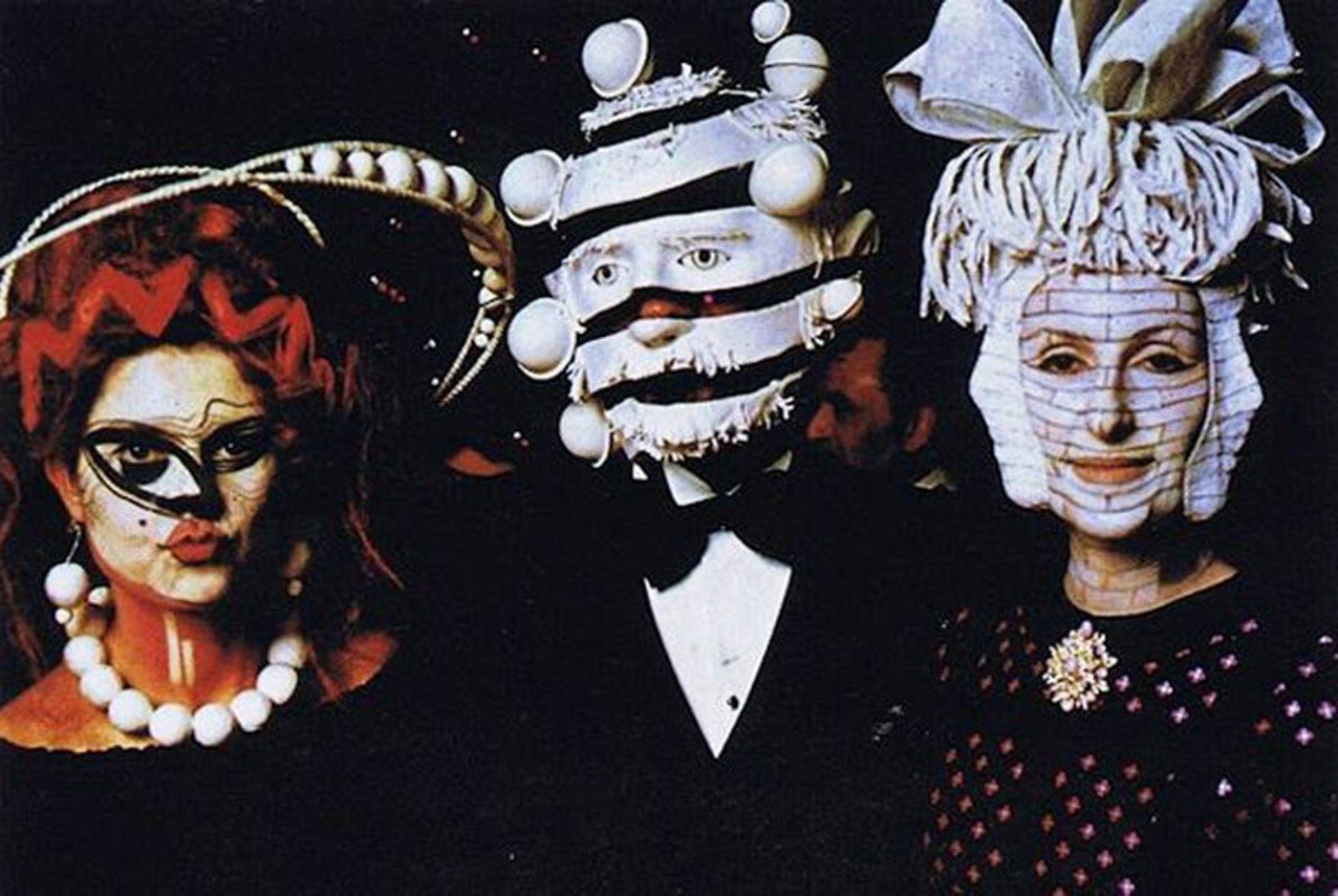 Одри Хепберн с птичьей клеткой на голове, рогатая Ротшильд и другой сюрреализм на балу у Ротшильдов в 1972 году