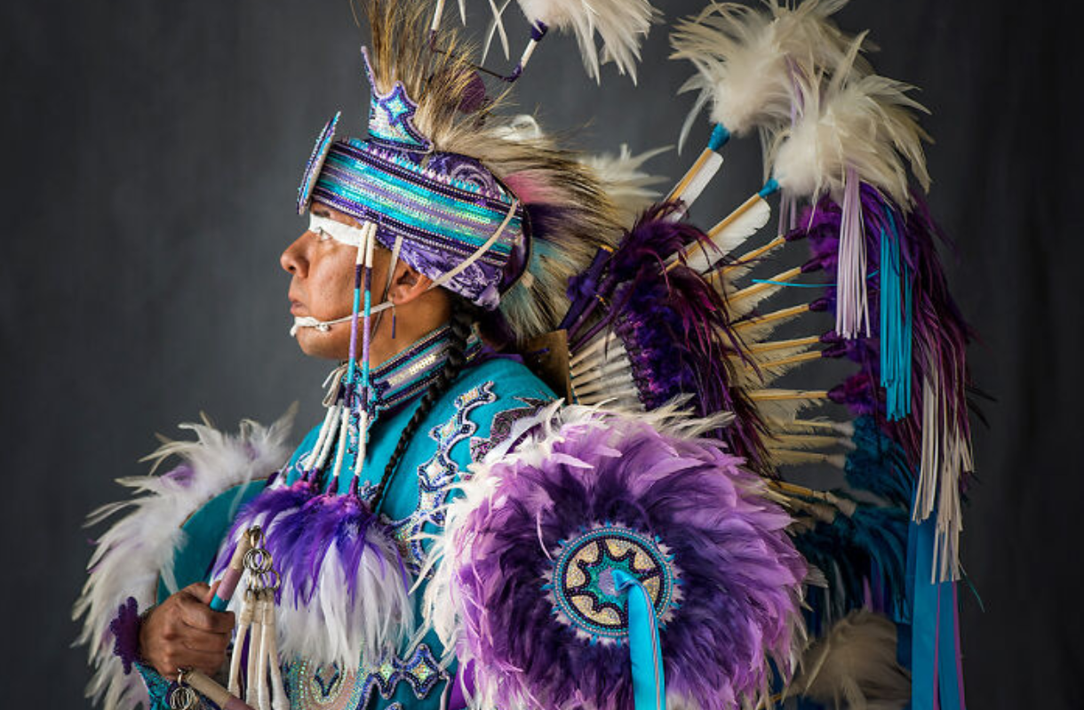 16 аутентичных портретов коренных американцев, позирующих в традиционных костюмах