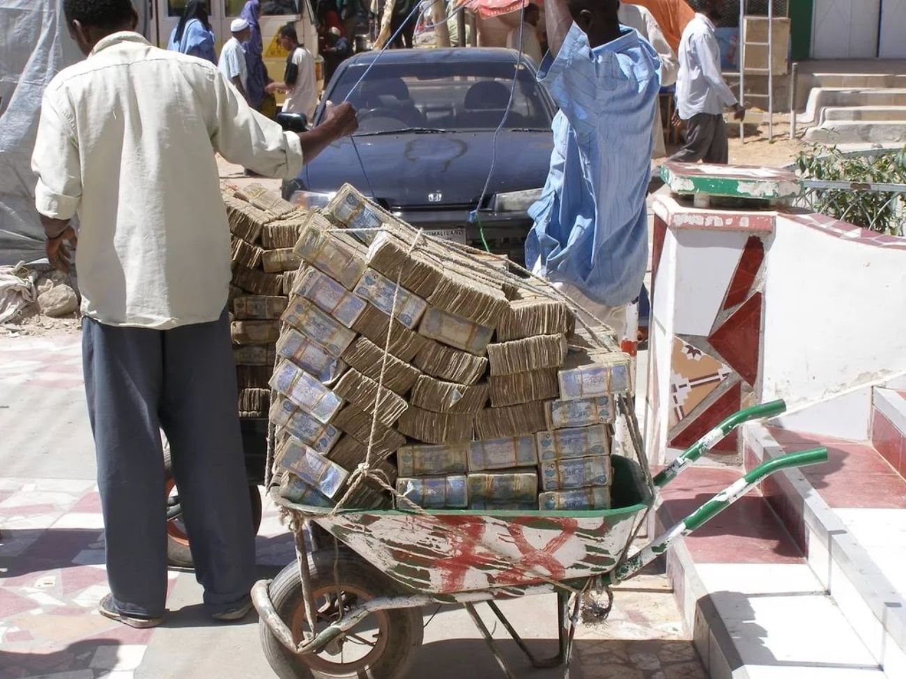 Деньги как мусор: мировые рекорды гиперинфляции в жутких фотографиях