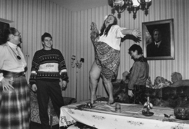Дочь Брежнева танцует на столе, эволюция Мэрилин Монро от младенца до самой смерти и еще несколько действительно удивительных фотокадров