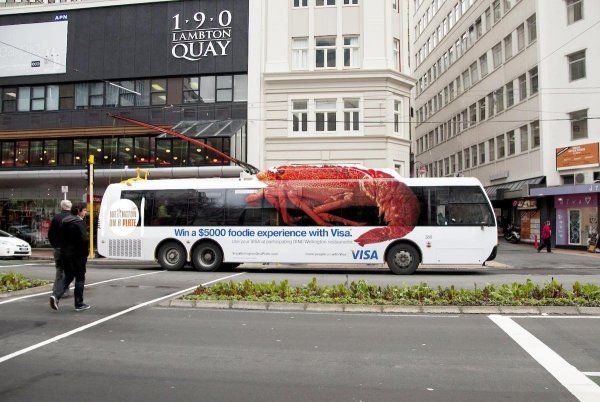 17 фотографий необычной и смешной "автобусной" рекламы