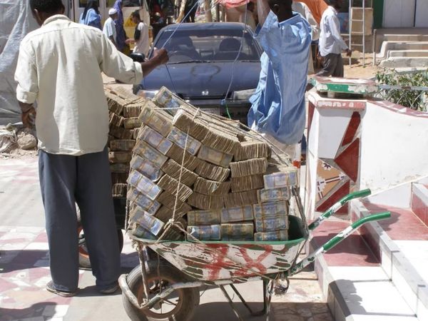 Деньги как мусор: мировые рекорды гиперинфляции в жутких фотографиях