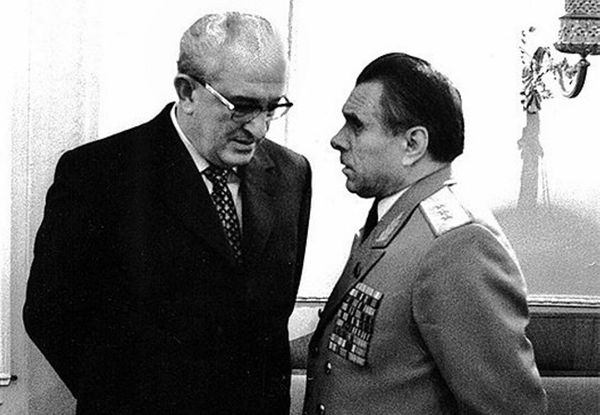 Что Андропов экстренно забрал из спальни Брежнева через несколько часов после его смерти (и почему)