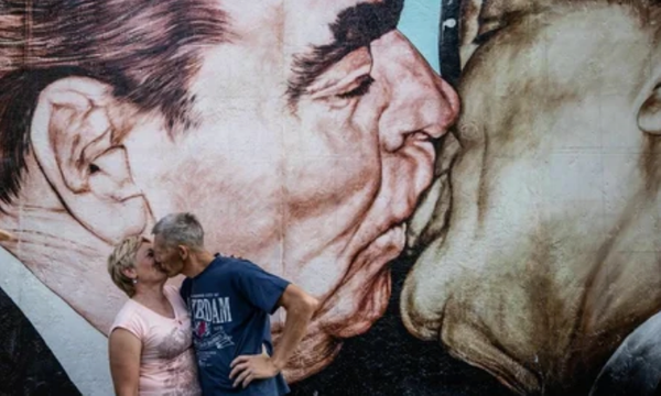 Тройной Брежнев - поцелуй, которым Леонид Ильич порвал губу лидеру Югославии